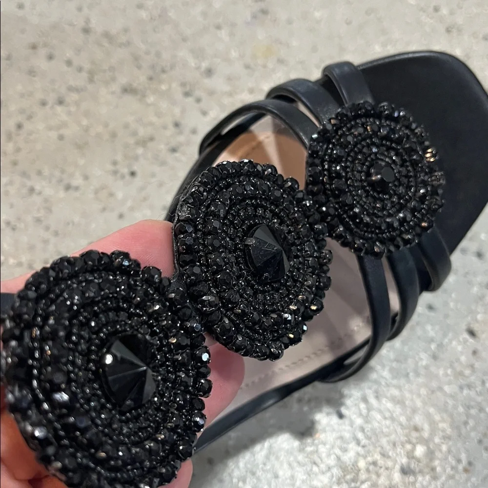 VINCE CAMUTO BAYLE LEATHER BEADED MEDALLION WEDGE SANDALS BLACK SIZE 8.5W